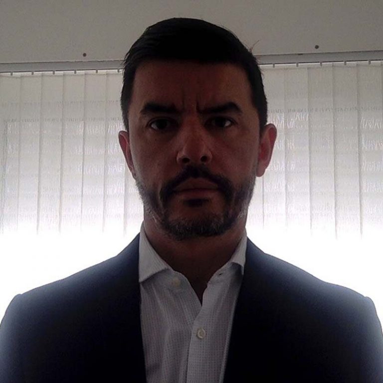Exemple de contre-jour en visioconférence : la lumière arrière rend le visage sombre et difficile à voir.