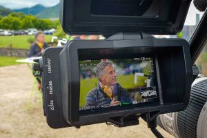 Plateau TV corporate filmé en extérieur avec caméra