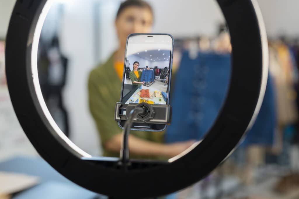 iPhone filmant une présentation produit en mode vertical avec ring light dans un environnement professionnel