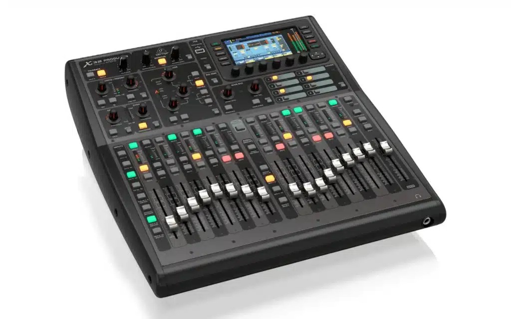 Console de mixage numérique Behringer X32 Producer vue de trois quarts sur fond blanc