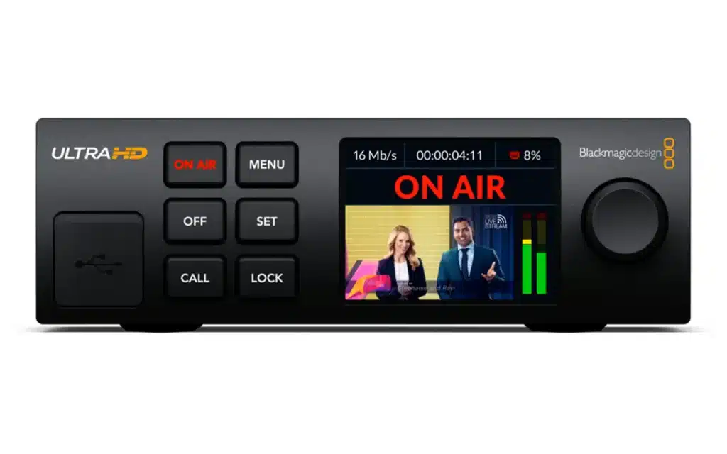 Encodeur de streaming Blackmagic Design Streaming Encoder 4K vu de face, écran de contrôle affichant ON AIR