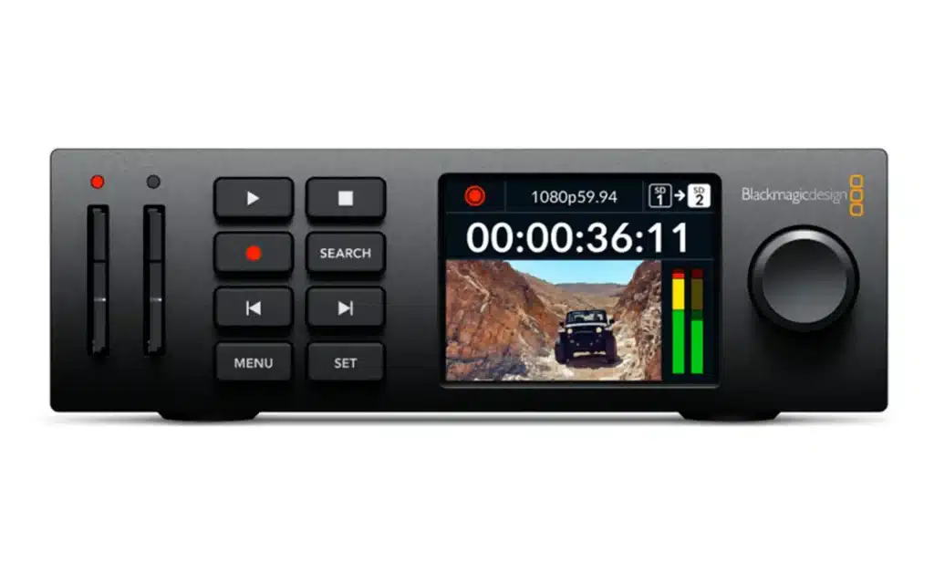 Enregistreur vidéo Blackmagic Design HyperDeck Studio HD Mini vu de face avec son écran de contrôle