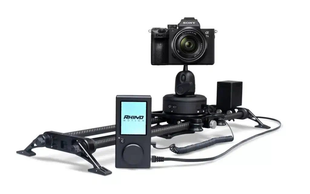 Slider motorisé Rhino EVO avec sa télécommande, une caméra montée sur la tête motorisée