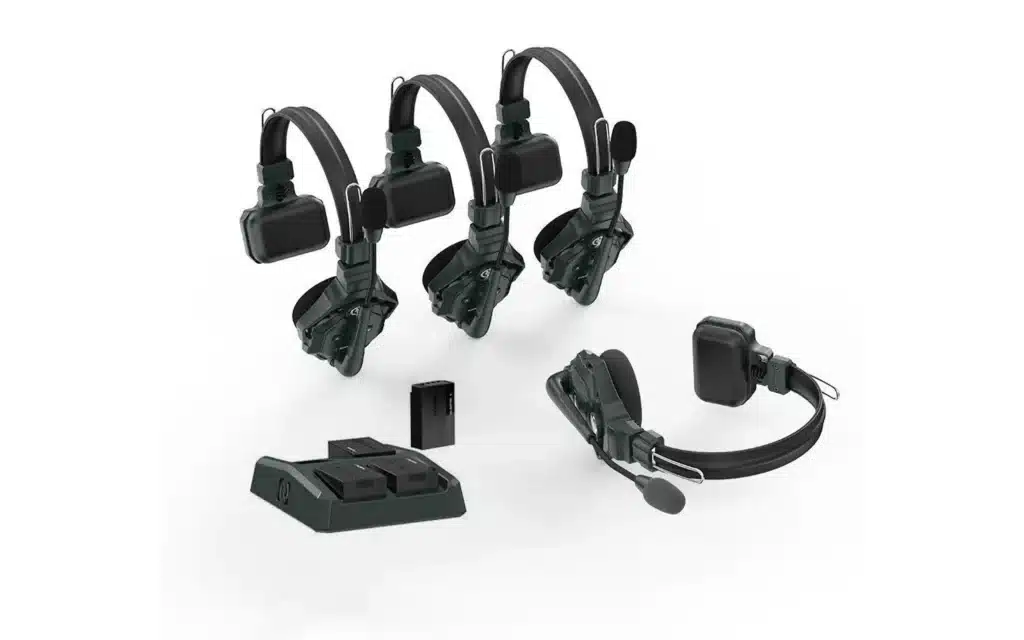 Intercom sans fil Hollyland Solidcom C1-4S : quatre casques avec batteries et chargeur