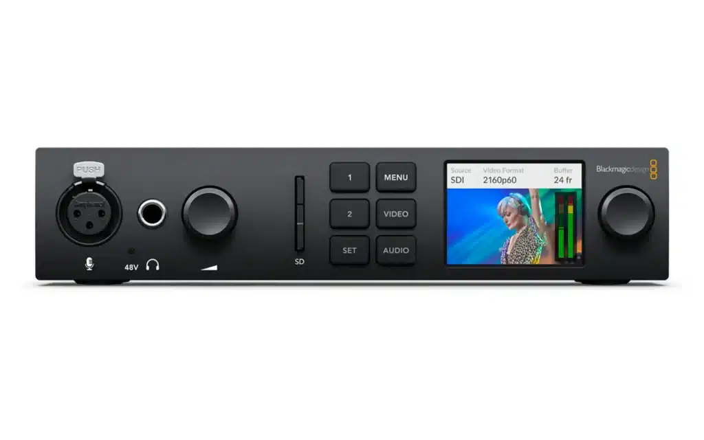 Interface d'acquisition Blackmagic Design UltraStudio 4K Mini vue de face, avec son écran de contrôle et son entrée micro XLR