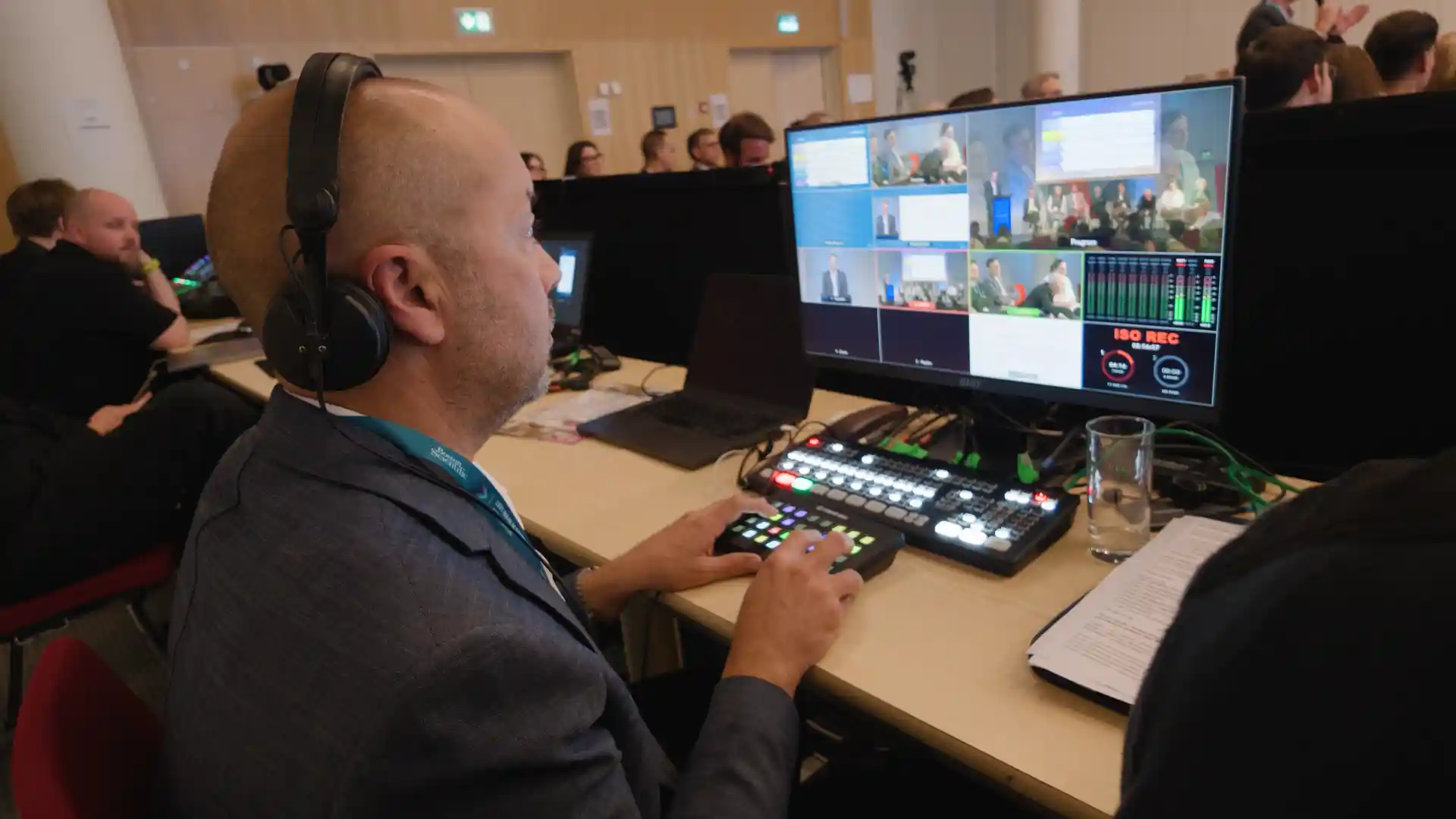 Réalisateur aux commandes de la régie vidéo pendant le congrès EBC 2026 à Copenhague