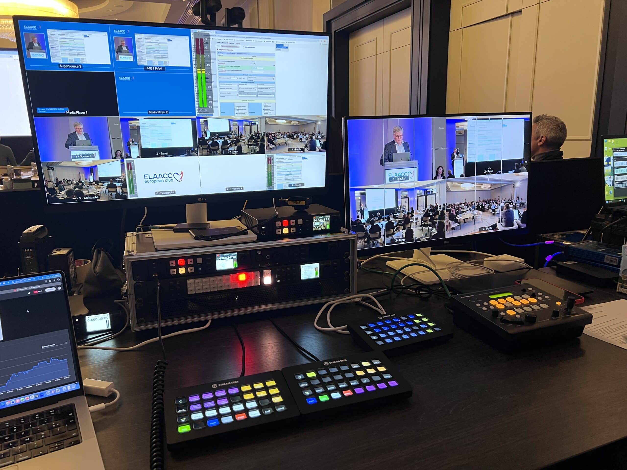 Régie livestream LittleBox Films lors d'un congrès : écrans multiview, mélangeur Blackmagic ATEM et enregistreurs HyperDeck en rack, Stream Deck et pupitre de caméras